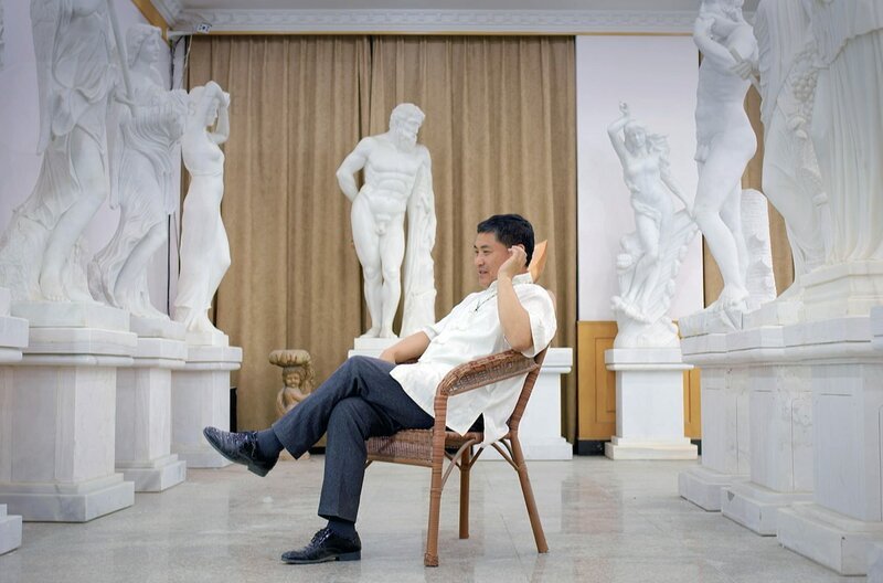 „Boss Zhen“ ist ein Meister im Reproduzieren von westlichen Kunstwerken „made in China“. – Bild: ARTE /​ © LBS /​ © LBS