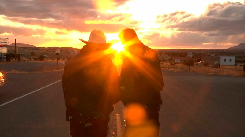 Zwei Polizisten in New Mexico. – Bild: NDR/​Abramorama/​Derek Hallquist