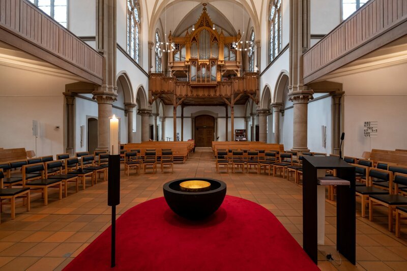 Kreuzkirche Herne: Kirchraum mit Blick auf die Orgelempore – Bild: ZDF und Wolfgang Henke. Kreuzkirche Herne: Kirchraum mit Blick auf die Orgelempore – Bild: ZDF und Wolfgang Henke.