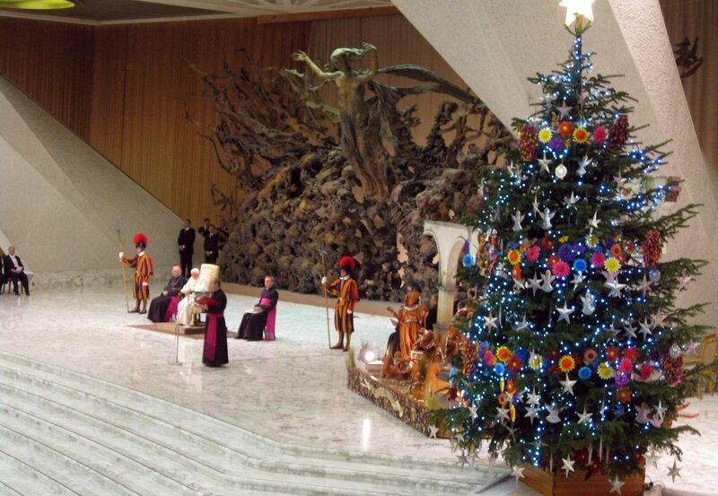 Auch die Audienzhalle ist mit einem großen Weihnachtsbaum und einer Krippe geschmückt. – Bild: NDR/​Jochen Engelberg