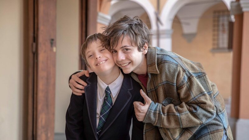 Jack (Francesco Gheghi) liebt seinen kleinen Bruder Gio (Lorenzo Sisto), der das Down-Syndrom hat, sehr, auch wenn es manchmal nicht ganz einfach ist mit ihm auszukommen. – Bild: ZDF und Vision Distribution S.p.A../​Vision Distribution S.p.A.