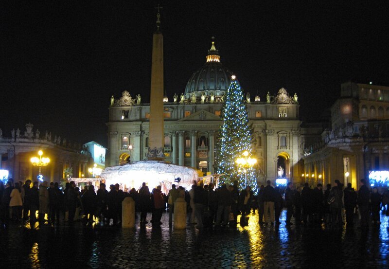 Der Petersplatz ist mit Krippe und Weihnachtsbaum festlich geschmückt. – Bild: hr-fernsehen Der Petersplatz ist mit Krippe und Weihnachtsbaum festlich geschmückt. – Bild: hr-fernsehen