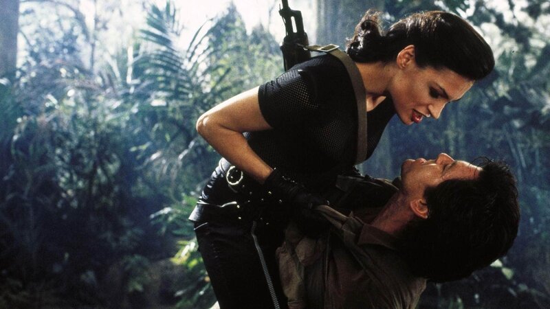 Xenia Onatopp (Famke Janssen), James Bond (Pierce Brosnan) – Bild: RTL / (c) 1995 Danjaq LLC and Seventeen Leasing Corporation Xenia Onatopp (Famke Janssen), James Bond (Pierce Brosnan) – Bild: RTL / (c) 1995 Danjaq LLC and Seventeen Leasing Corporation