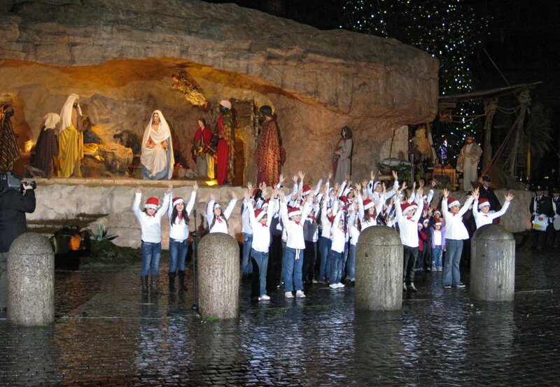 Die überdimensionale Krippe auf dem Petersplatz ist eine Attraktion für Kinder und Erwachsene. – Bild: rbb
