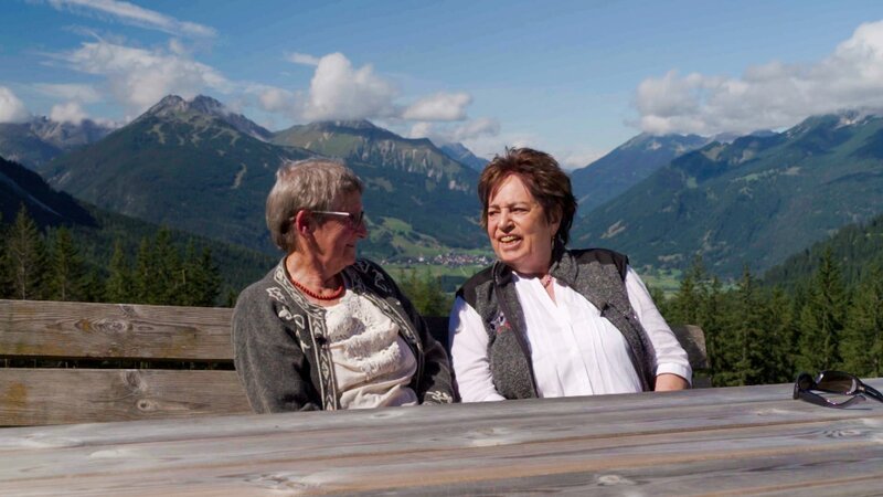 Gerda Wimmer und Anni Greigeritsch. – Bild: ORF/​Clever Contents