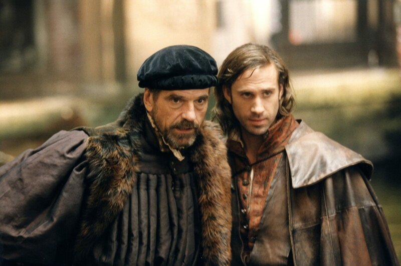 Antonio (Jeremy Irons) und Bassanio (Joseph Fiennes) – Bild: Sony Channel