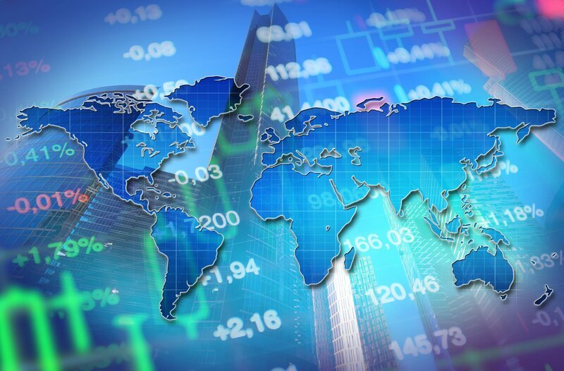 Economy concept collage with world map at background of stock market charts and skyscrapers. Blue background for global economy themes and financial news. – Bild: Public Domain