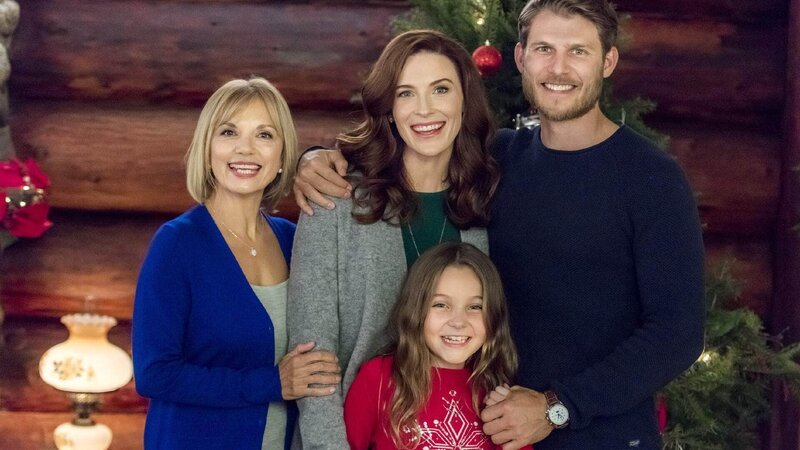 Wegen eines Versehens verbringen sowohl Emory (Bridget Regan) als auch die Familie Hays die Weihnachtstage auf der idyllischen Berghütte. – Bild: SUPER RTL
