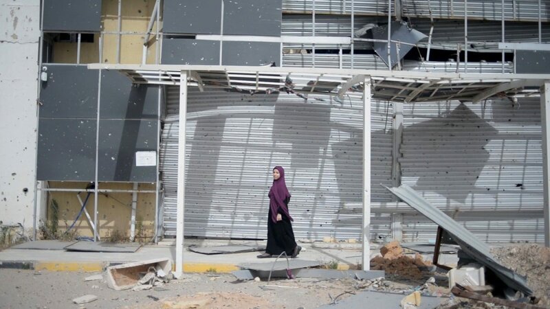 Amina al-Henshiry verbringt jede Nacht in Angst vor Raketenangriffen. Vor dem Einschlafen betet sie – für den Fall, dass es ihre letzten Worte sein könnten. – Bild: ZDF und GA&A Productions./​GA&A Productions
