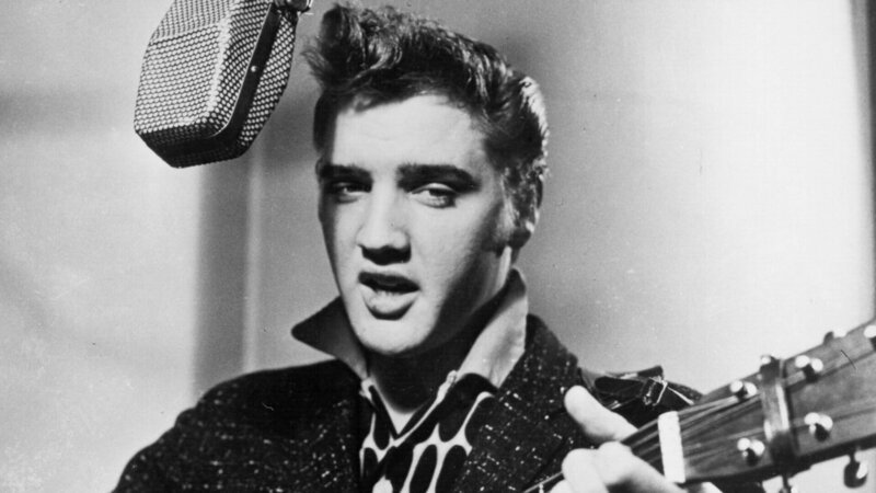Elvis im Tonstudio, 1956. – Bild: ZDF und Michael Ochs Archives/​Getty Images./​Michael Ochs Archives/​Getty Imag