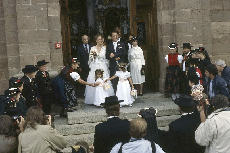 Das glückliche Brautpaar verlässt die Kirche (Gaby Dohm und Klausjürgen Wussow). – Bild: ZDF und Polyphon Hamburg