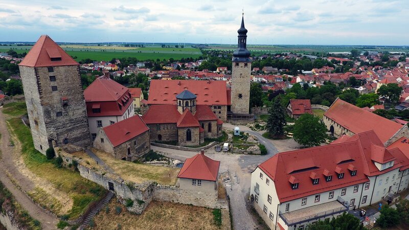Luftbild der Burg Querfurt, eine der ältesten, größten und besterhaltenen Burgen an der Straße der Romanik, sie war Schauplatz eines spektakulären Gemälderaubes vor der Wiedervereinigung – Bild: ZDF und Michael Schmidt /​ Doclights./​Michael Schmidt /​ Doclights