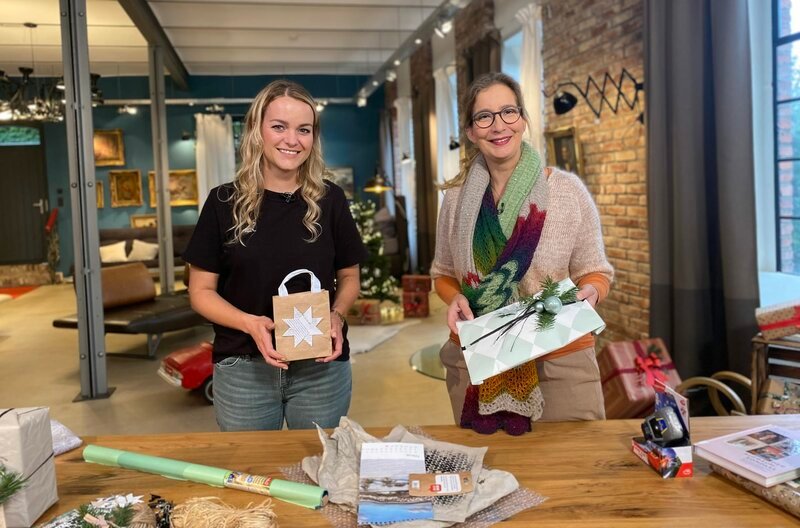 Diese Geschenke wurden nachhaltig eingepackt! Wie das geht? Die Nachhaltigkeits-Influencerin Carolin Mandler (l.) zeigte es Yvonne Willicks. Und das ganz ohne Plastik. – Bild: WDR/solisTV Diese Geschenke wurden nachhaltig eingepackt! Wie das geht? Die Nachhaltigkeits-Influencerin Carolin Mandler (l.) zeigte es Yvonne Willicks. Und das ganz ohne Plastik. – Bild: WDR/solisTV