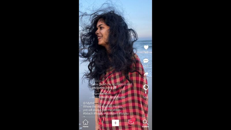 Athira Sukumaran als Mythili bei einem ihrer Kurzvideos in der App MyMirror. – Bild: Carla Muresan /​ BR, Family Business Film /​ BR/​Family Business Film/​Carla Muresan