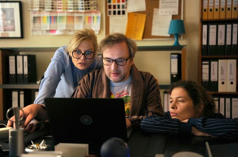 Karin (Susanna Simon, li.), Stefan (Stephan Grossmann) und Mascha (Meike Droste) gehen der Pannenserie im Hotel auf die Spur. – Bild: HR/​Degeto/​Bernd Spauke