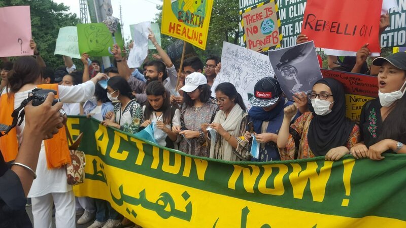 Pakistan gehört zu den Ländern, die vom Klimawandel am stärksten betroffen sind. Auch hier beteiligen sich junge Aktivisten und Aktivistinnen an den weltweiten Klima-Streiks. – Bild: ZDF und © MCN International.