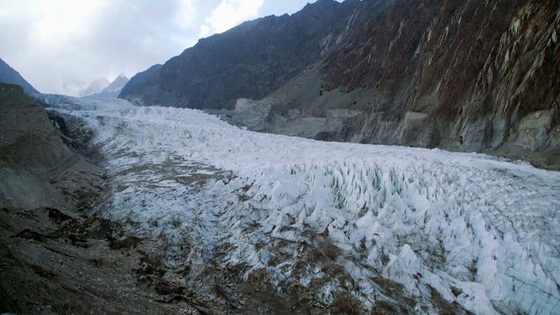 Die Gletscher des Himalayas sind in den letzten Jahrzehnten rapide abgeschmolzen. Bis zum Jahr 2100 könnte ein Drittel verschwunden sein. – Bild: ZDF und © MCN International./​© MCN International