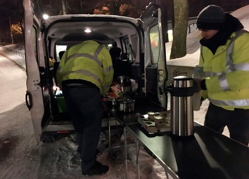 Letzte Vorbereitungen für ein warmes Abendessen am Kältebus. Weiteres Bildmaterial finden Sie unter www.br-foto.de. – Bild: ZDF und BR/Sabine Rauh. Letzte Vorbereitungen für ein warmes Abendessen am Kältebus. Weiteres Bildmaterial finden Sie unter www.br-foto.de. – Bild: ZDF und BR/Sabine Rauh.