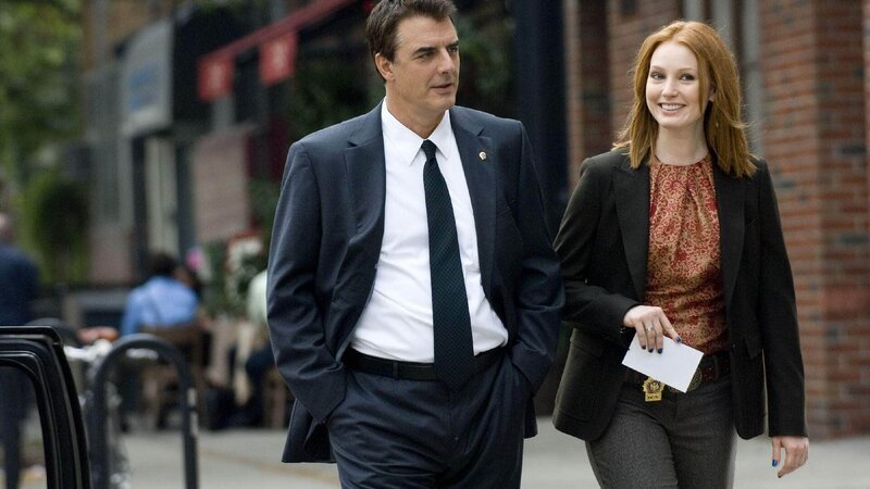 Detective Mike Logan (Chris Noth) und Detective Nola Falacci (Alicia Witt) ermitteln im Fall einer ermordeten Prostituierten, die vor ihrem Tod kunstvoll gefesselt wurde. – Bild: RTL /​ USA Network /​ David Griesbrecht Die Verwendung des VOX-Bildmaterials ist nur zur redaktionellen Berichterstattung im Zusammenhang mit der jeweiligen Sendung unter Angabe der Credits/​Quellenangab