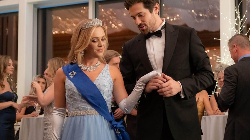 Beim Winterball kann Carly (Natalie Hall) Jesse (Chris McNally) endlich mit ihrer wahren Identität gegenüber treten. – Bild: SUPER RTL