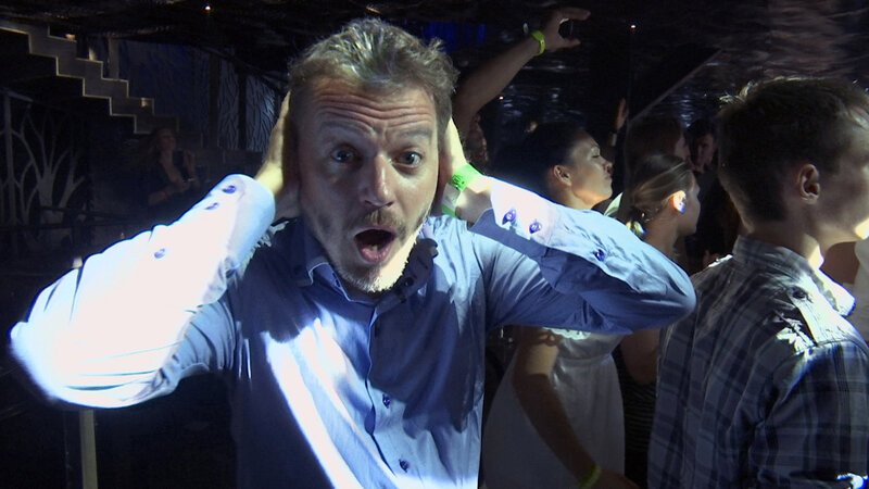 Höllischer Lärm: Oft ist es selbst Chris Helmbrecht auf seinen eigenen Events zu laut. Er führt in den sozialen Netzwerken sogenannte Party-Communities. Wer dazu gehört, wird rechtzeitig über die nächste Sause, Ort und Zeit, informiert. – Bild: BILD Höllischer Lärm: Oft ist es selbst Chris Helmbrecht auf seinen eigenen Events zu laut. Er führt in den sozialen Netzwerken sogenannte Party-Communities. Wer dazu gehört, wird rechtzeitig über die nächste Sause, Ort und Zeit, informiert. – Bild: BILD