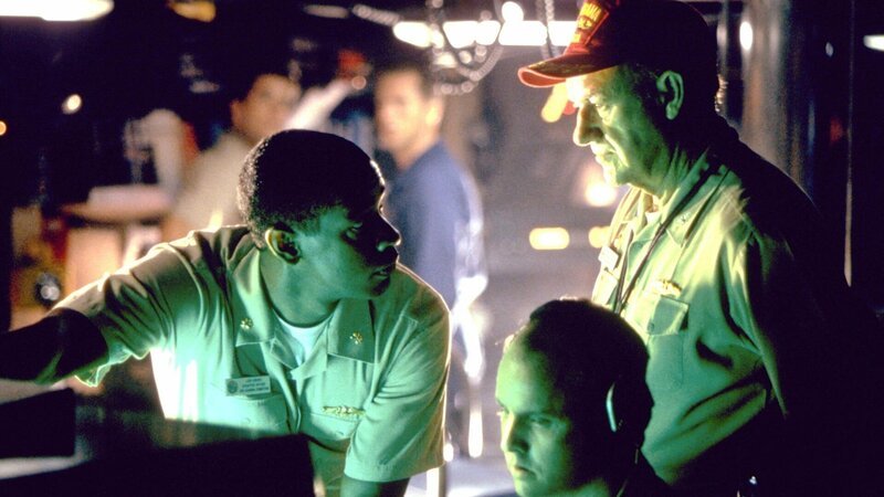 Der erste Offizier Ron Hunter (Denzel Washington, li.) und Kapitän Frank Ramsey (Gene Hackman, re.) – Bild: RTL Zwei
