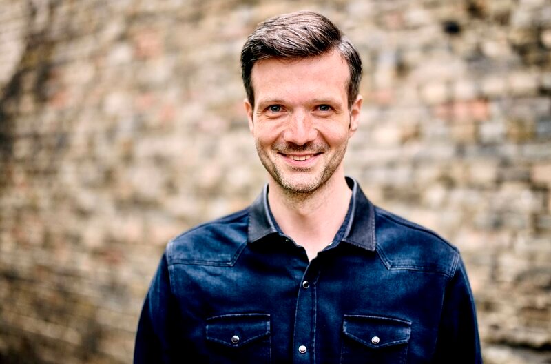Moderator Adrian Pflug präsentiert in „W wie Wissen“ Neues aus der Windforschung, untersucht Wind-Phänomene und greift die Themen Windplanung, Off-Shore-Windparks und Jetstream auf. – Bild: SWR/Das Erste Moderator Adrian Pflug präsentiert in „W wie Wissen“ Neues aus der Windforschung, untersucht Wind-Phänomene und greift die Themen Windplanung, Off-Shore-Windparks und Jetstream auf. – Bild: SWR/Das Erste