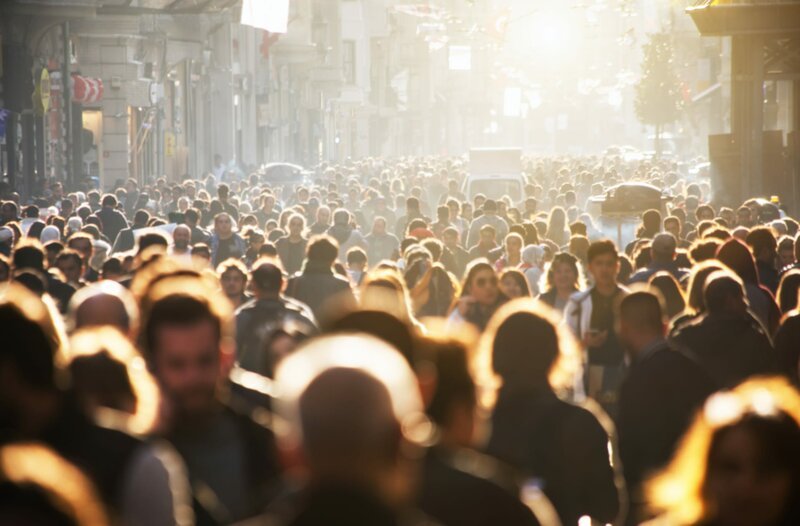 Blurred crowd of people – Bild: Shutterstock /​ Aleksandr Ozerov