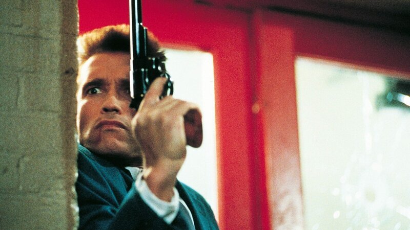 Den schweigsamen und überkorrekten Ivan Danko (Arnold Schwarzenegger), Moskaus besten Mann bei der Mordkommission, verschlägt es nach Chicago. Hier will er den skrupellosen Drogendealer Viktor Rostavili zur Strecke bringen.Den schweigsamen und ĂĽberkorrekten Ivan Danko (Arnold Schwarzenegger), Moskaus besten Mann bei der Mordkommission, verschlägt es nach Chicago. Hier will er den skrupellosen Drogendealer Viktor Rostavili zur Strecke bringen. – Bild: RTL Zwei Den schweigsamen und überkorrekten Ivan Danko (Arnold Schwarzenegger), Moskaus besten Mann bei der Mordkommission, verschlägt es nach Chicago. Hier will er den skrupellosen Drogendealer Viktor Rostavili zur Strecke bringen.Den schweigsamen und ĂĽberkorrekten Ivan Danko (Arnold Schwarzenegger), Moskaus besten Mann bei der Mordkommission, verschlägt es nach Chicago. Hier will er den skrupellosen Drogendealer Viktor Rostavili zur Strecke bringen. – Bild: RTL Zwei