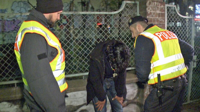 Für viele Feierwütige endet die Nacht in Polizeigewahrsam. Gerade auf dem Berliner RAW-Gelände ist die Polizeipräsenz besonders hoch, da es dort oft zu gewalttätigen Übergriffen zwischen Kleinkriminellen und Betrunkenen kommt. – Bild: BILD