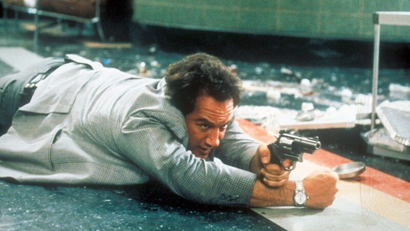 Art Ridzik (James Belushi) jagt zusammen mit seinem russischen Kollegen einen Drogendealer.Art Ridzik (James Belushi) jagt zusammen mit seinem russischen Kollegen einen Drogendealer. – Bild: RTL Zwei