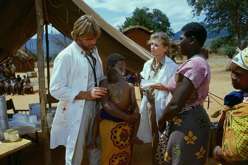7. Udo (Sascha Hehn) ist in Afrika voll beschäftigt mit seiner ärztlichen Aufgabe. Schwester Erika (Lisa Kreuzer), die im Land aufgewachsen ist, hilft ihm dabei. – Bild: Thomas Waldhelm