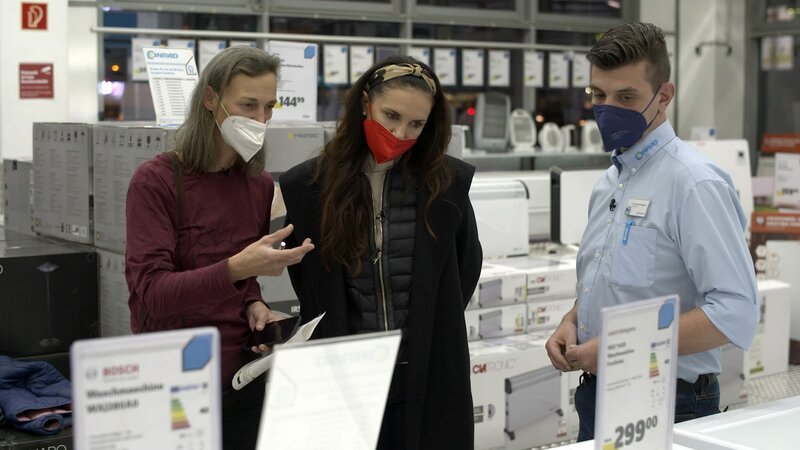 Energieberaterin mit Kundin im Elektrogroßhandel. – Bild: ORF/​D5 Productions