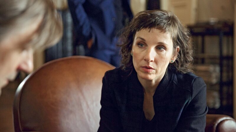 Nina Rubin (Meret Becker) im ersten Gespräch mit dem Mann des Toten. – Bild: rbb/​Andrea Hansen