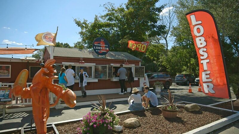 Auch eine Imbissbude kommt auf Long Island deutlich luxuriöser daher. „Lobster Rolls“, Hummerbrötchen für bis zu 30 Euro, sind hier quasi der Fast Food-Standard. Ungewöhnlich hingegen ist der Besitzer dieser Bude, er ist Angehöriger der Shinnecock-Ureinwohner und hatte anfangs mit Vorurteilen zu kämpfen. – Bild: NDR/nonfictionplanet/Florian Melzer Auch eine Imbissbude kommt auf Long Island deutlich luxuriöser daher. „Lobster Rolls“, Hummerbrötchen für bis zu 30 Euro, sind hier quasi der Fast Food-Standard. Ungewöhnlich hingegen ist der Besitzer dieser Bude, er ist Angehöriger der Shinnecock-Ureinwohner und hatte anfangs mit Vorurteilen zu kämpfen. – Bild: NDR/nonfictionplanet/Florian Melzer
