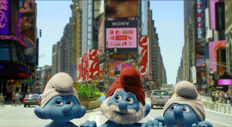 Muffi, Papa Schlumpf und Clumsy, der Unglücksrabe, landen durch einen magischen Wasserfall in Manhattan. Sie versuchen, in ihr Pilzdorf zurückzukehren. Doch der böse Gargamel und sein Kater sind ihnen auf den Fersen. – Bild: ZDF und Courtesy of Sony Pictures Animat.