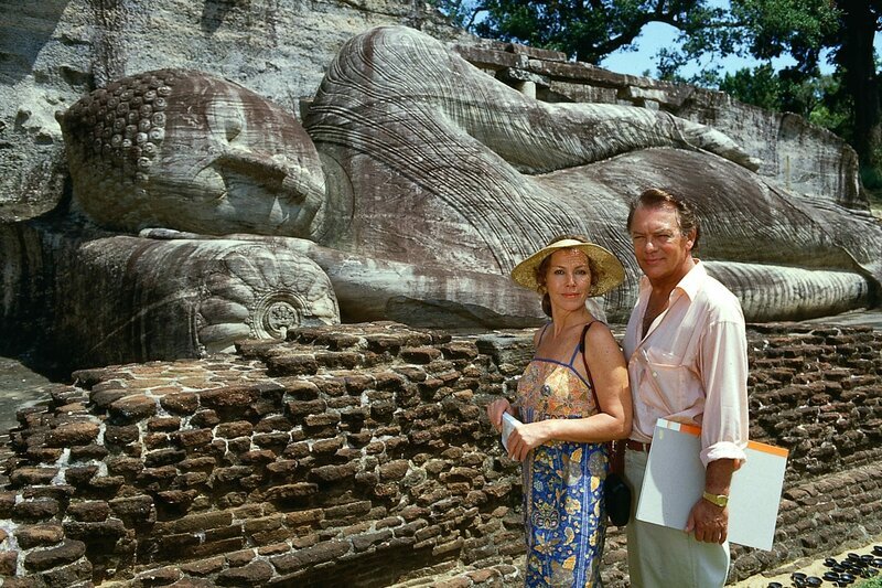 Christa und Klaus Brinkmann (Gaby Dohm und Klausjürgen Wussow) genießen auf einer Urlaubsreise nach Sri Lanka unbeschwerte, glückliche Tage. – Bild: Thomas Waldhelm