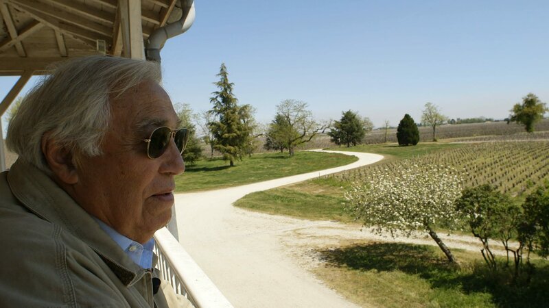 Herr über die edlen Weinlagen: Jean-Michel Cazes blickt über eine hunderte von Jahren alte Kulturlandschaft bei Pauillac. – Bild: ZDF und Siegfried Ressel.