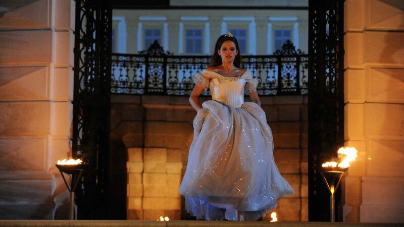 Aschenputtel (Emilia Schüle) verlässt eilig den königlichen Ball. – Bild: ZDF und Oliver Roth/​Oliver Roth