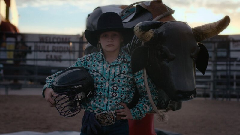 Maysun ist eines der mutigen Mädchen, das Rodeo-Wettkämpfe reitet. – Bild: ZDF und Julia Lemke./​Julia Lemke