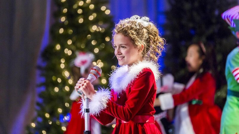 Auf der Weihnachtsfeier der Schule singt Emily Parson (Fina Strazza) den Song ihres Musiklehrers. – Bild: RTL /​ © 2015 OHX Productions LLC.