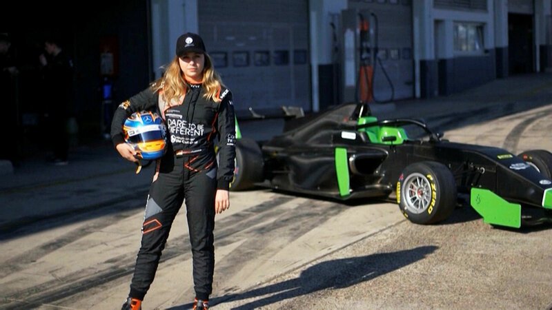 Benzin im Blut Zwei Frauen auf der Überholspur Rennfahrerin Sophia Flörsch will die erste weibliche Formel-1-Meisterin werden. SRF/​Autentic – Bild: SRF2