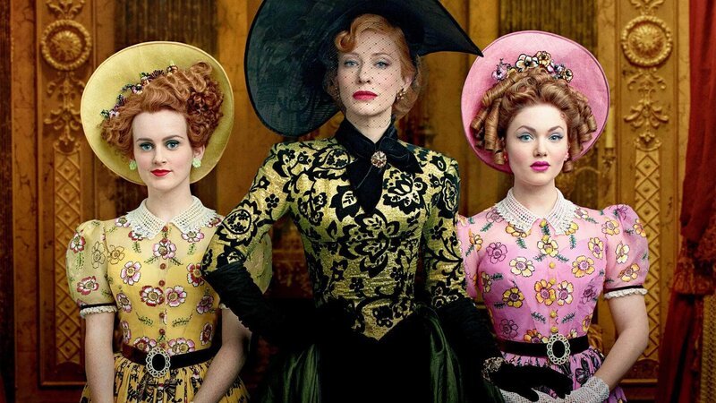 Lady Tremaine (Cate Blanchett, M.) hat für ihre Töchter Drisella (Sophie McShera, l.) und Anastasia (Holliday Grainger) große Pläne. – Bild: RTL /​ Disney Enterprises Inc.