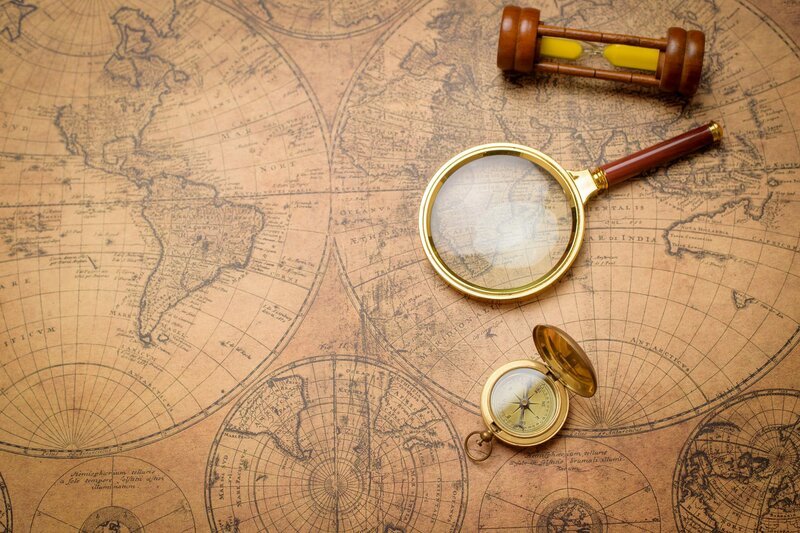Alter Kompass, Lupe und Sanduhr auf Vintage-Karte – Bild: shutterstock
