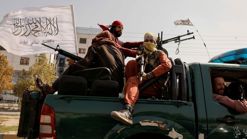 Anfang Oktober 2021 in Kabul: Talibankämpfer fahren schwer bewaffnet durch die Stadt. – Bild: Nutzungsrecht: bis 01.10.2022/​Jorge Silva
