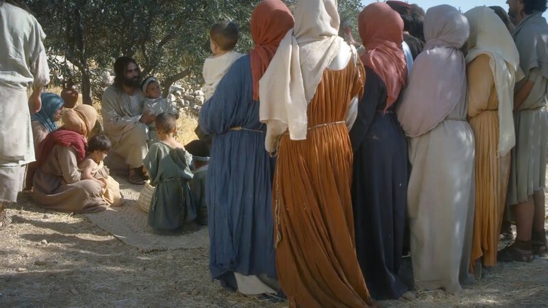Jesus mit Zuhoerern – the savior – Bild: Bibel TV