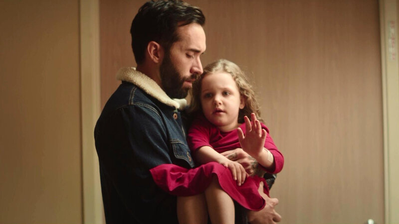 Lucy und der traurige Mann – Bild: Bibel TV