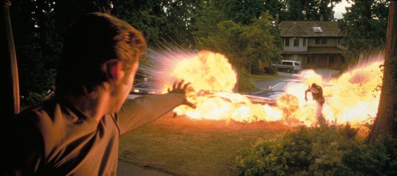 Angriff oder Selbstverteidigung? Pyro (Aaron Stanford,l.) greift die Polizisten an, die dazu angehalten sind gegen alle Mutanten vorzugehen – eine Tat, die das Vertrauen der Menschen in die Mutanten nicht gerade steigert… – Bild: Puls 8 Angriff oder Selbstverteidigung? Pyro (Aaron Stanford,l.) greift die Polizisten an, die dazu angehalten sind gegen alle Mutanten vorzugehen – eine Tat, die das Vertrauen der Menschen in die Mutanten nicht gerade steigert… – Bild: Puls 8
