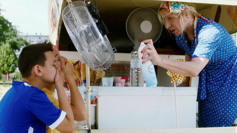 Ramadan im Sommer Sabri Ouamar als Khader, Timi-Joy Marbot als Rudy, Nina Morato als Eisverkäuferin SRF/​interfilm – Bild: SRF2