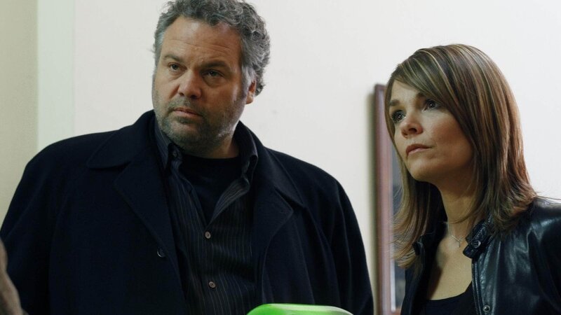 In einer düsteren Seitenstraße wird die Leiche eines Mannes gefunden. Die Detectives Goren (Vincent D’Onofrio) und Eames (Kathryn Erbe) nehmen sofort die Ermittlungen auf. – Bild: RTL /​ NBC Universal